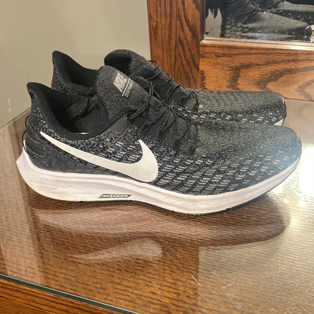Nike womens Black and White Athletic Shoes